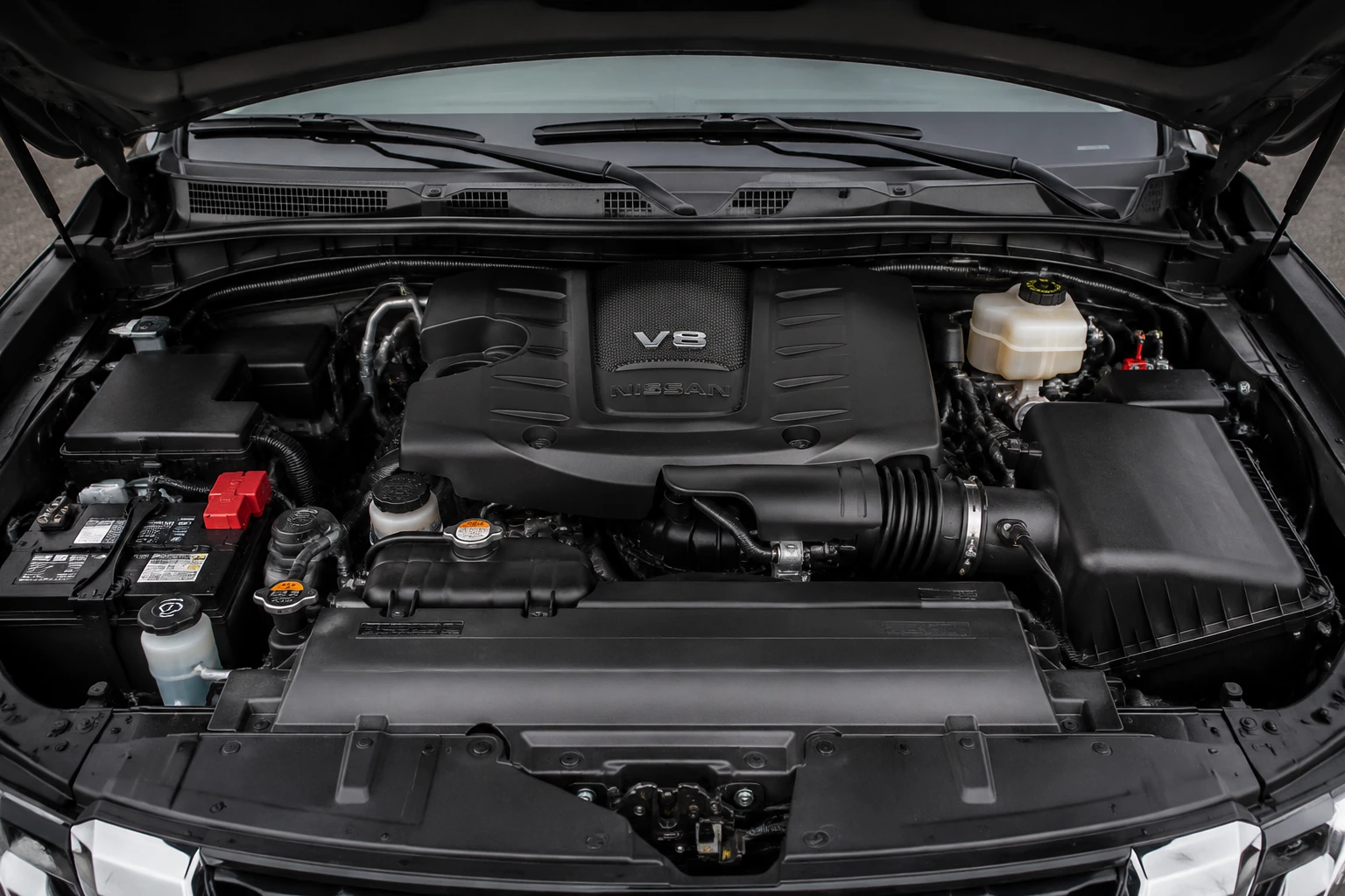 подкапотное пространство Nissan Armada